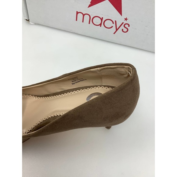 Journee Ruffle Faux Suede Pointed‎ Toe Pumps in Size 8 - Picture 7 of 7